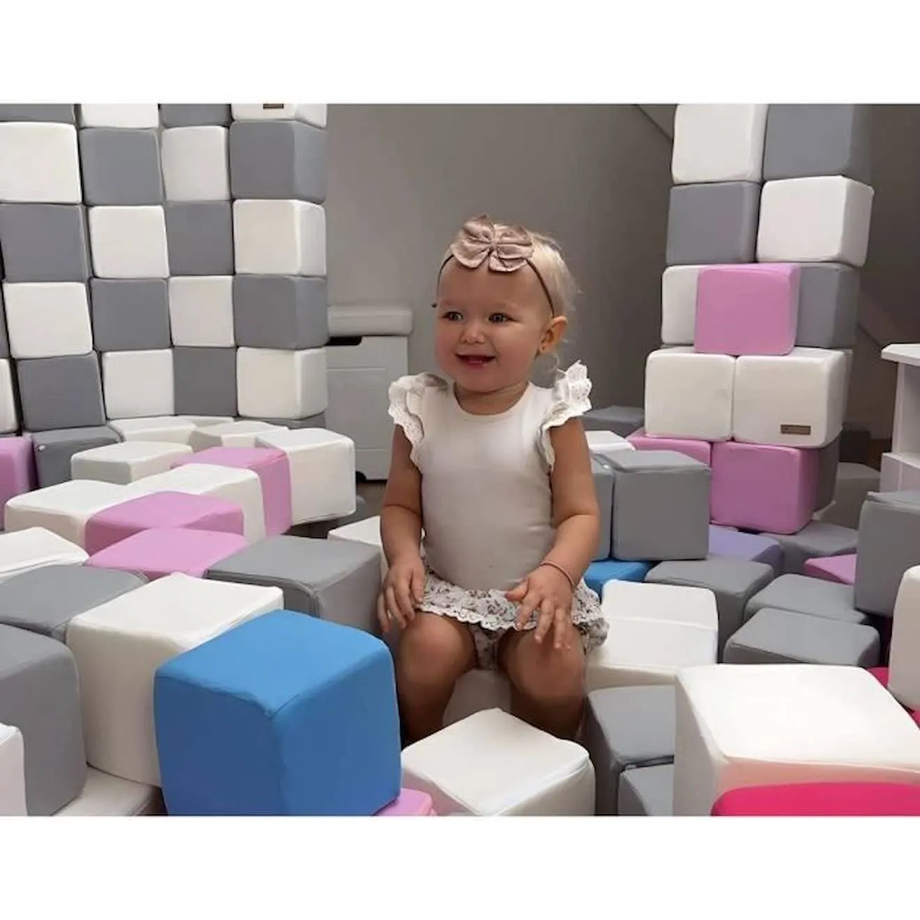 Pyramide en mousse pour enfant - Velinda - lot de 45 blocs - blanc, rose, gris blanc - Velinda