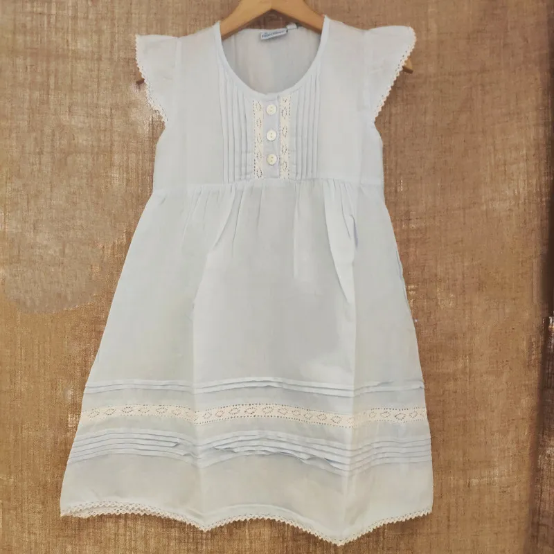 Robe bleu clair à dentelles