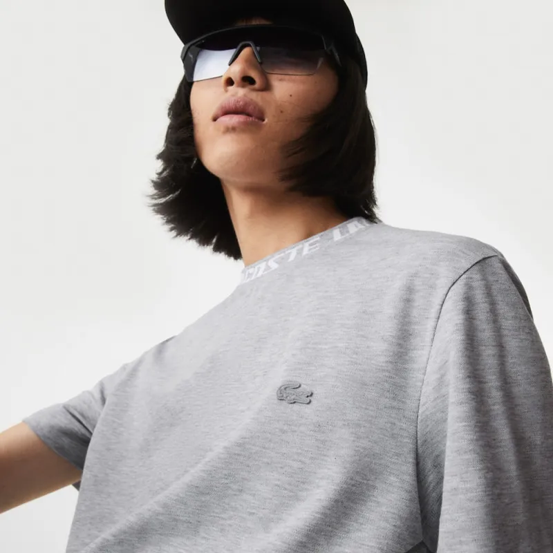 T-shirt Lacoste regular fit marquage sur le col Gris
